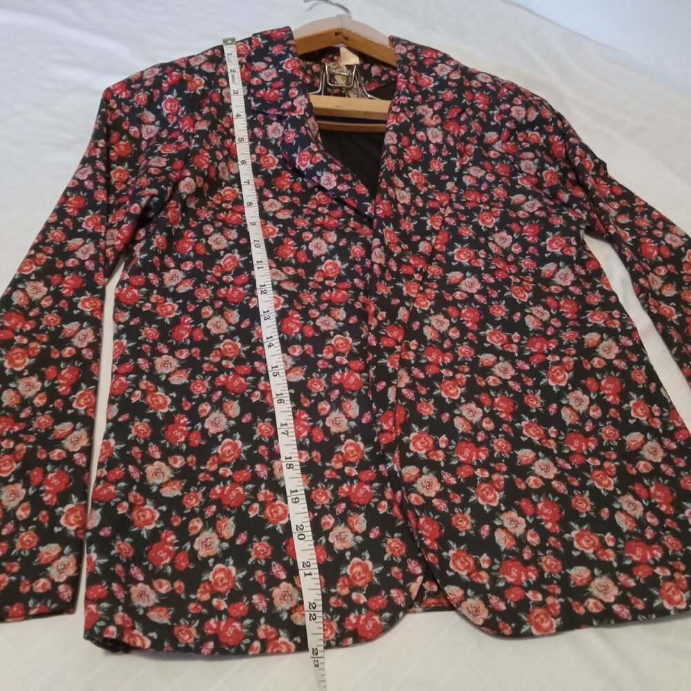 Pretty floral jacket inin shades of red, pink, and black, non-stretch Small - Picture 7 of 11